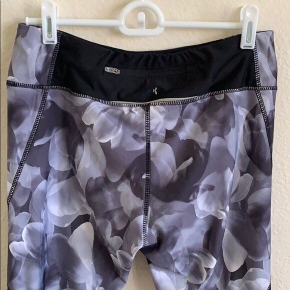 Adore Me Cropped Leggings - Picture 4 of 4